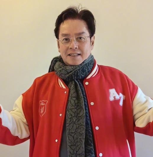 主持人问谭咏麟:“如果你不做明星，你的生活会怎么样？”谭咏麟说:“就算不做明星，
