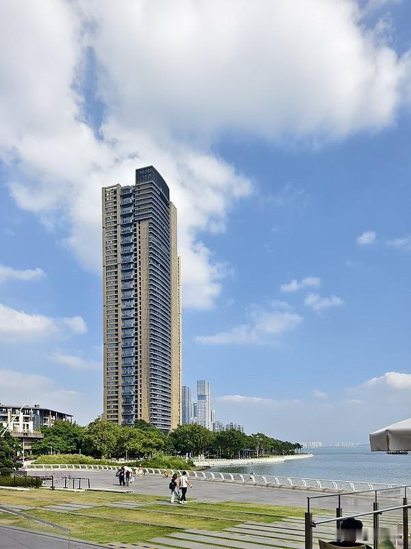 深圳楼市的地段“鄙视链”第一梯队，深圳湾、华侨城、香蜜湖豪宅区。这里的房