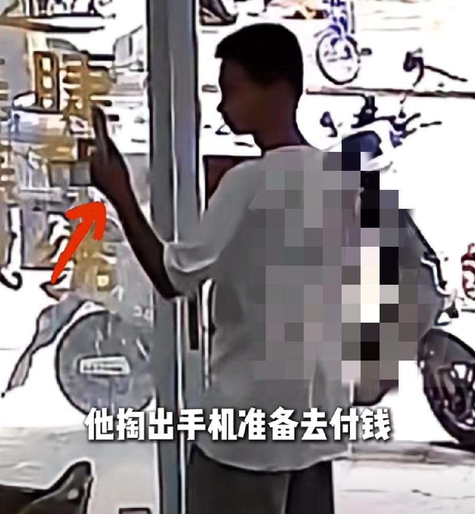 孩子太懂事了！近日，浙江一老奶奶带着孙子去理发店理发，砍价五元后去买菜，孙子理完