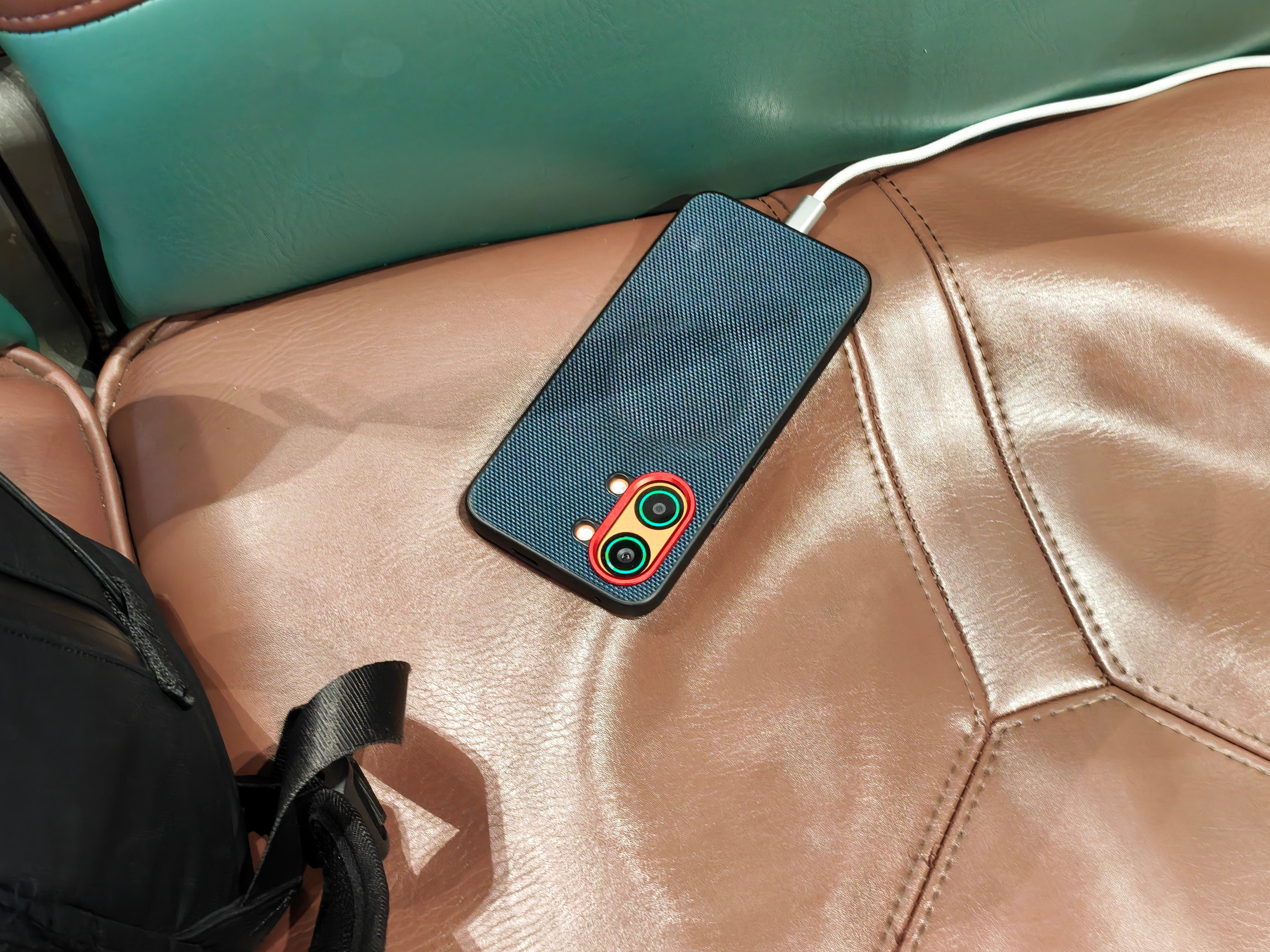 我才知道这个居然是充电后会在摄像头边上显示出一圈绿光