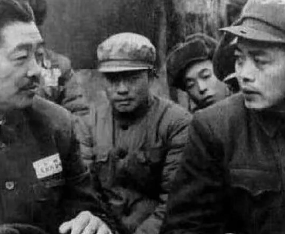 1974年初春，华国锋在中央一次小型会议上突然拍桌子发火，指着当年举报贺龙“叛国