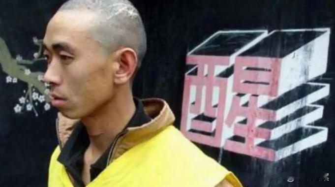 湖北恩施，一男子头天还在老丈人家帮着宰猪喝白酒，第二天一大早突然死在床上，老婆又