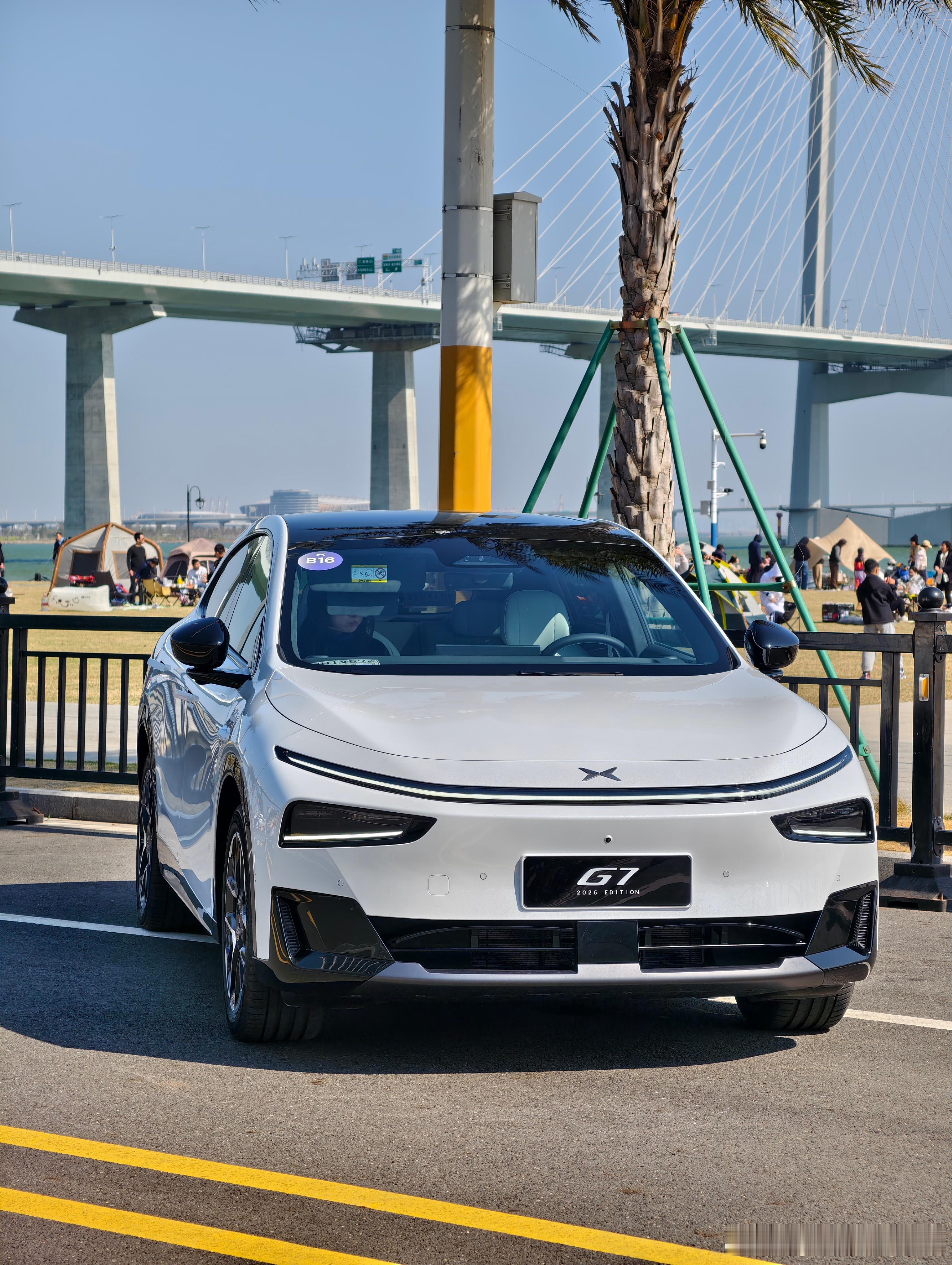 走到海边发现一台小鹏G7随意停着，拉开车门我就是一顿拍，竟然没人拦我看尾标写着P