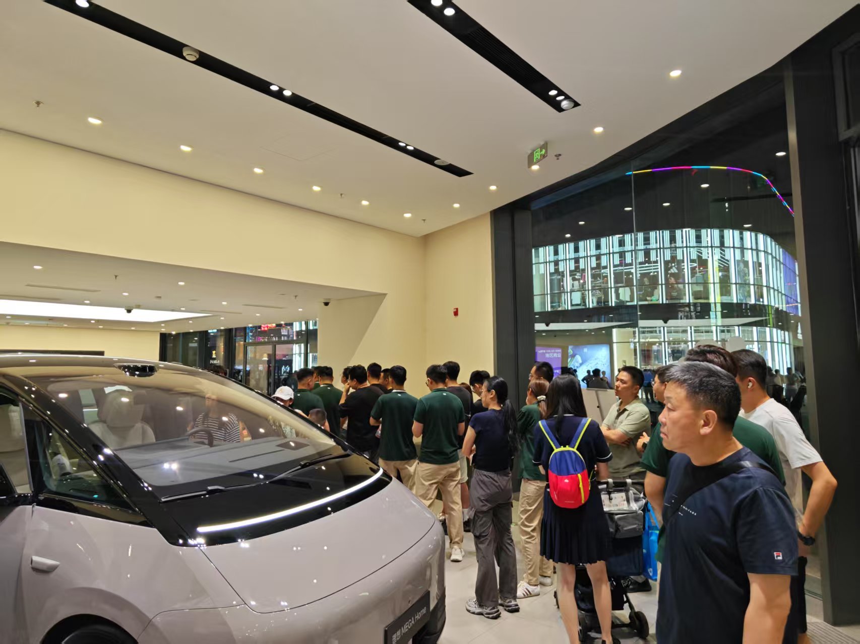 理想i8排队人太多了，我过一个小时再来看理想i8​​​