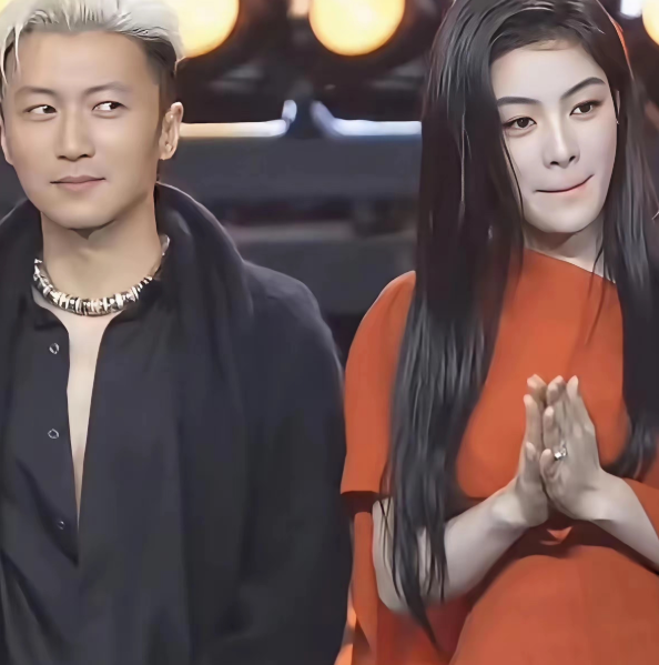 谢霆锋想看不敢看的样子还有点小可爱，就是不知道王菲会不会生气穿红裙的陈丽君太