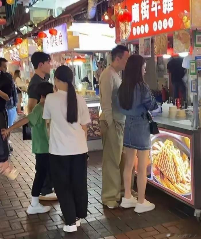 汪小菲Mandy带孩子香港游玩香港偶遇汪小菲Mandy一家香港偶遇汪小菲Man