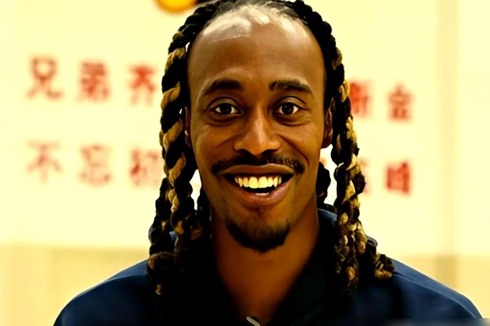 拿着税后120万美金，场均13.7分，三分命中率不到三成。广东宏远这笔钱，算是砸