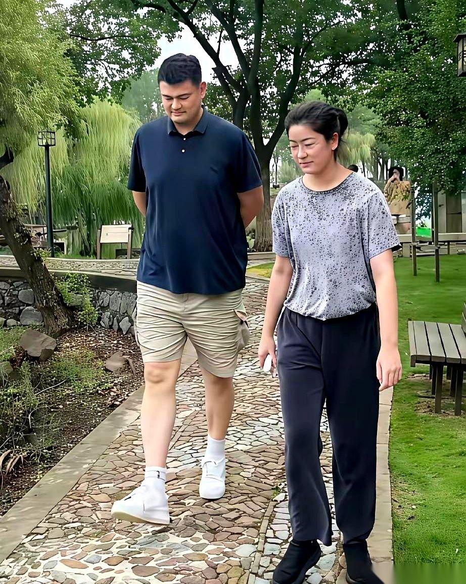 姚明和他闺女姚沁蕾，一大一小，就这么在公园里溜达。一晃眼，闺女都快1米9了，站