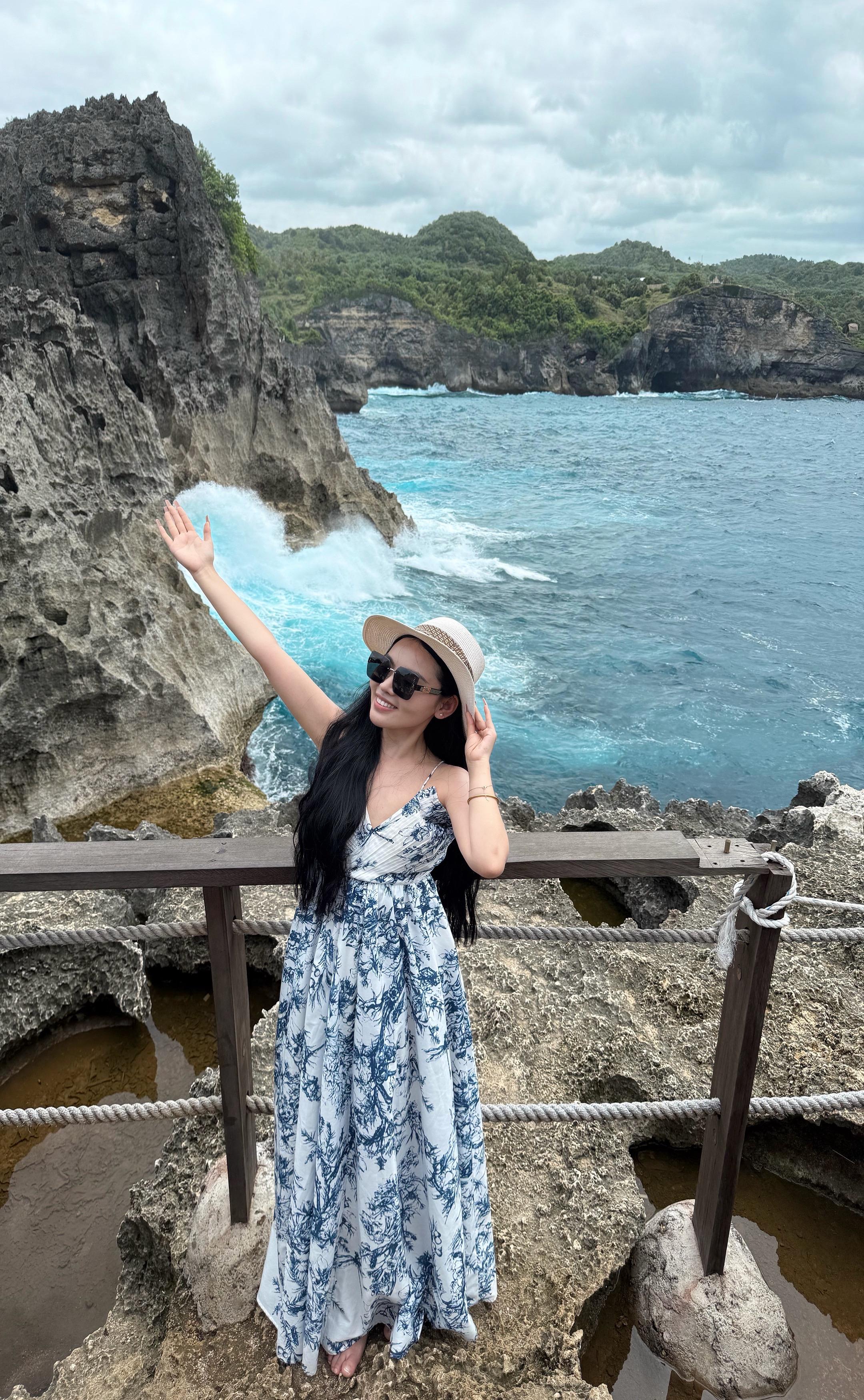 坠入佩尼达岛的天神泳池