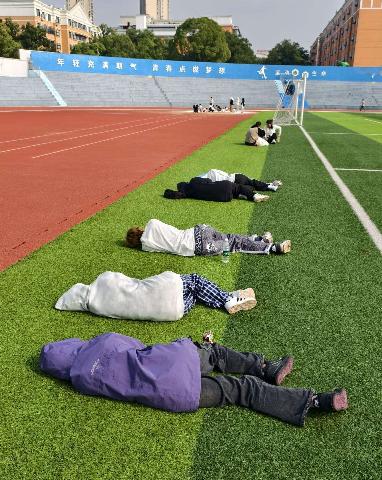 大学生应该知道的五个真相1. 如果你的学校不是985、211或者你根本没有保研