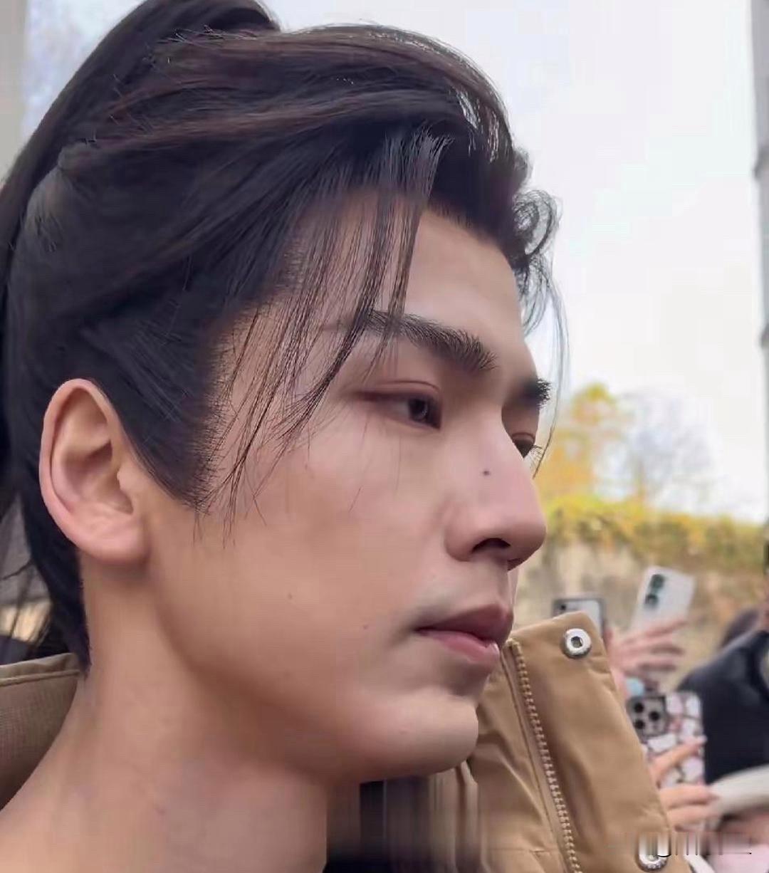 张凌赫古装生图原相机真实状态！高束古风马尾造型利落英气，优越骨相在无滤镜镜头
