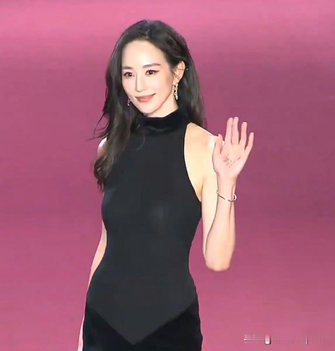 张钧甯这波操作也太真实了吧！走红毯还自带小抄，瞬间从优雅女神变身为怕忘词的“职