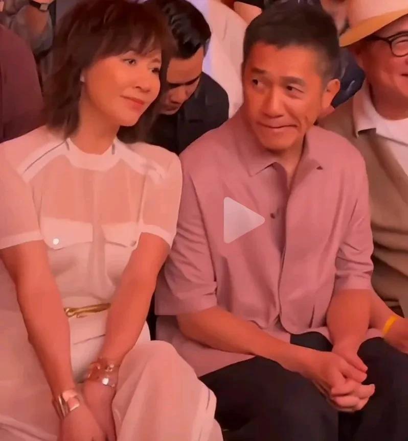 梁朝伟和刘嘉玲牵手现身上海，本以为大家关注的焦点会是梁朝伟的社恐如何了，没想到却