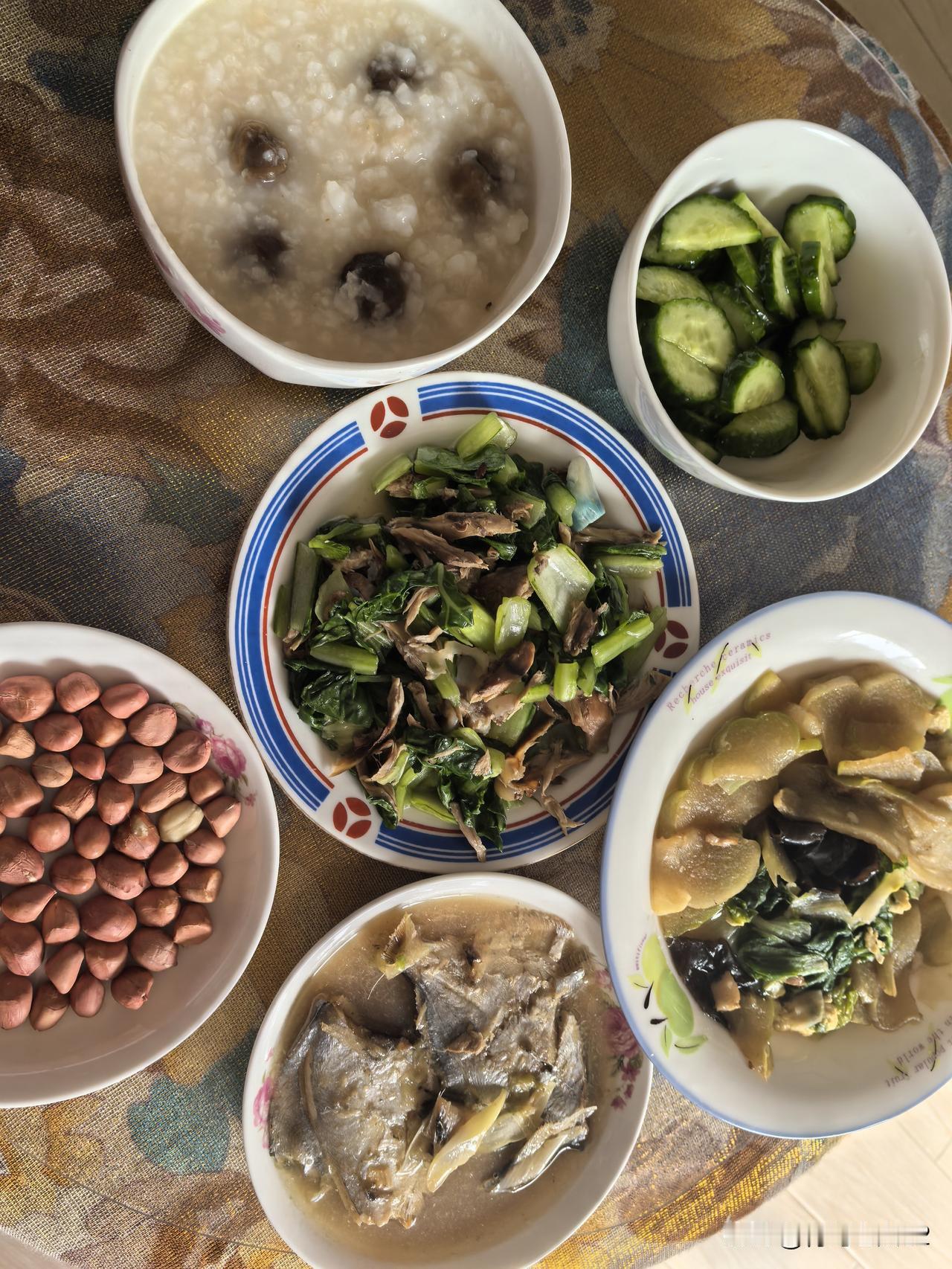 为什么说是剩饭呢？因为小鲳鱼和炒菜都是在老年食堂打回来的，其中一盘菜心鸭腿肉是