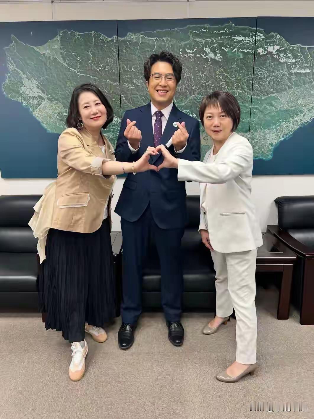 吴思瑶与沈伯洋合影夸“真的好帅”，吴子嘉猛批，蓝营推最强宣传片质疑！