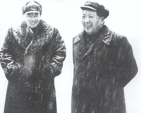1951年8月，毛主席和罗瑞卿拍了一张合影。按照罗瑞卿的儿子罗箭的回忆，罗瑞卿年