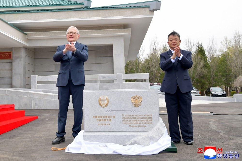 【#朝俄举行国境公路桥建设项目开工典礼#】5月1日消息，朝俄国境公路桥建设开工