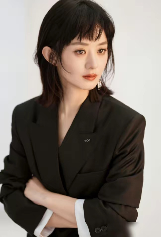 赵丽颖，不“稀罕”钱了。时隔四个月，她悄悄回了趟上海。没直播，没通稿，一次非公