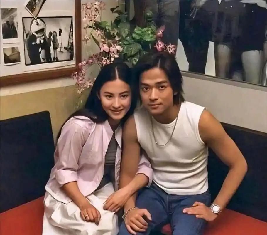 1999年，张柏芝与陈晓东恋爱了。两人花900万买了栋豪宅，住在一起不到一年
