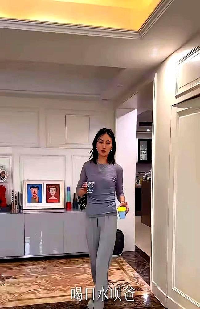 李亚鹏离婚后，突然改口叫前妻“喜妹”。谁能想到，离婚证还没捂热呢，他手机壁