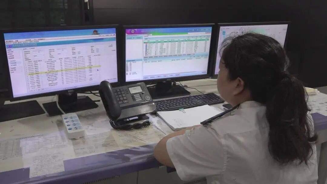 广东一学生上课时突然倒地停止呼吸，120调度员隔空指导老师实施胸外按压，电话中途