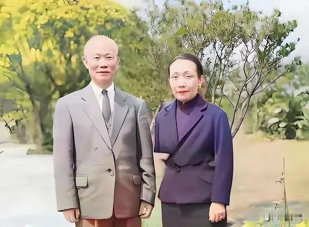 这张珍贵合影拍摄于1964年秋！陈诚和妻子谭祥的一张珍贵合影，此时的陈诚年仅