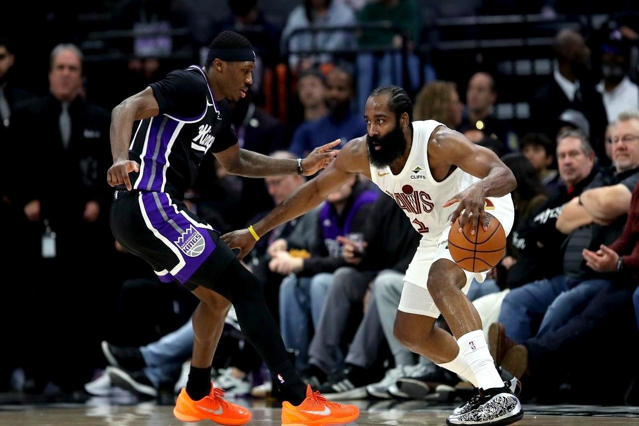 一个交易，让全联盟看懂了哈登的冤屈。哈登刚到克利夫兰，米切尔场均得分就冲着