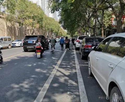 与其不断的折腾什么新国标，不如取消非机动车道！最近全国各大城市开启