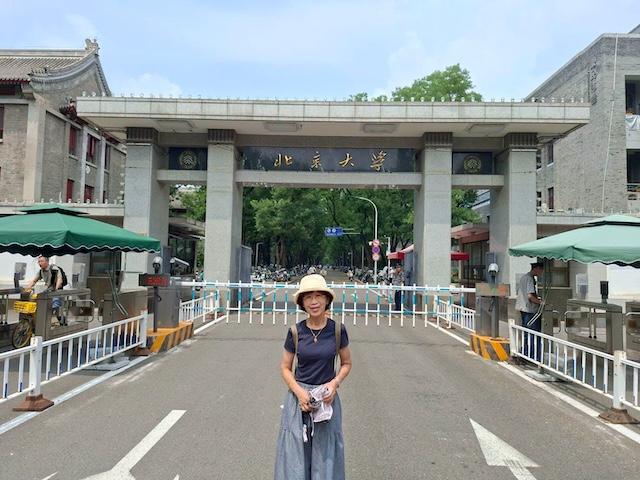 台湾民众党主席柯文哲妻子陈佩琪日前在儿子陪伴下，悄悄前往上海、杭州、北京旅游，返