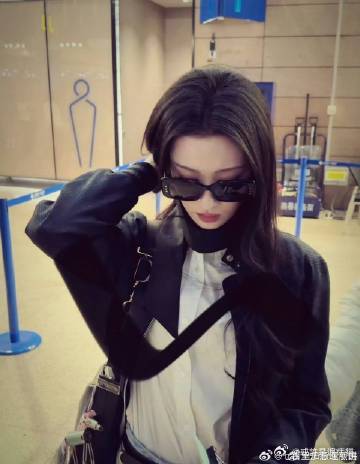 王楚然炸街我乖巧拎包哇塞，王楚然炸街的样子太酷啦，那自信的步伐，高冷的气质，让