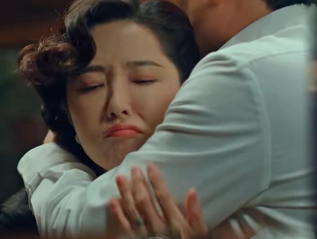追剧《沉默的荣耀》，王碧奎（曾黎饰演）和几个官太太打牌时，听到一些搬弄是非的话，
