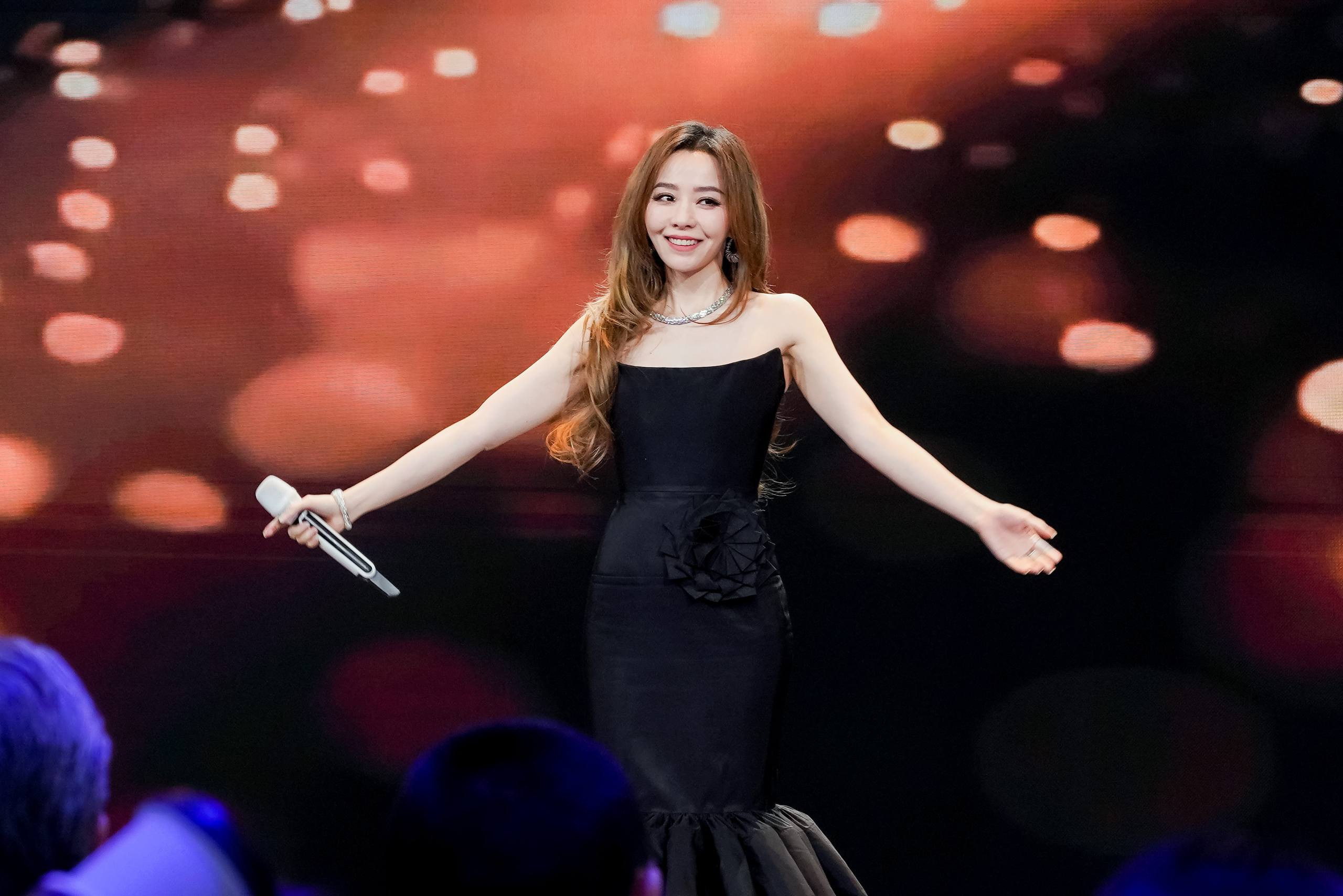 今天张靓颖来广州车展了！日产展台乌泱泱围着全是人，我都没挤进去哈哈哈！远远听她唱