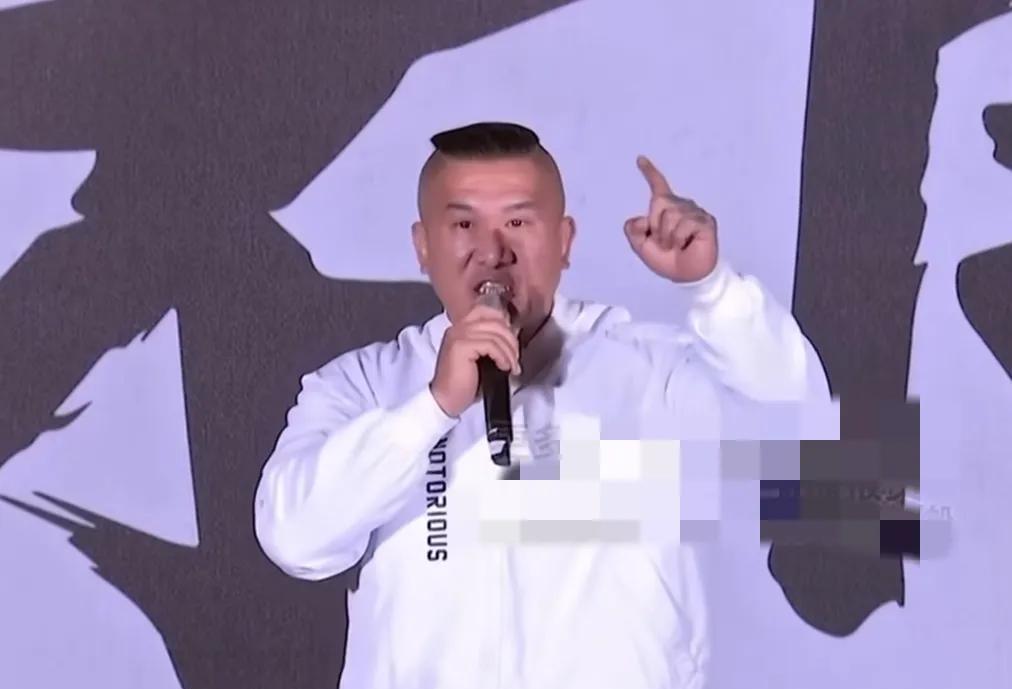 “馆长”今天晚上再一次登上了台北凯道，他特意穿上了长袖，今天是“大罢免”投票日的
