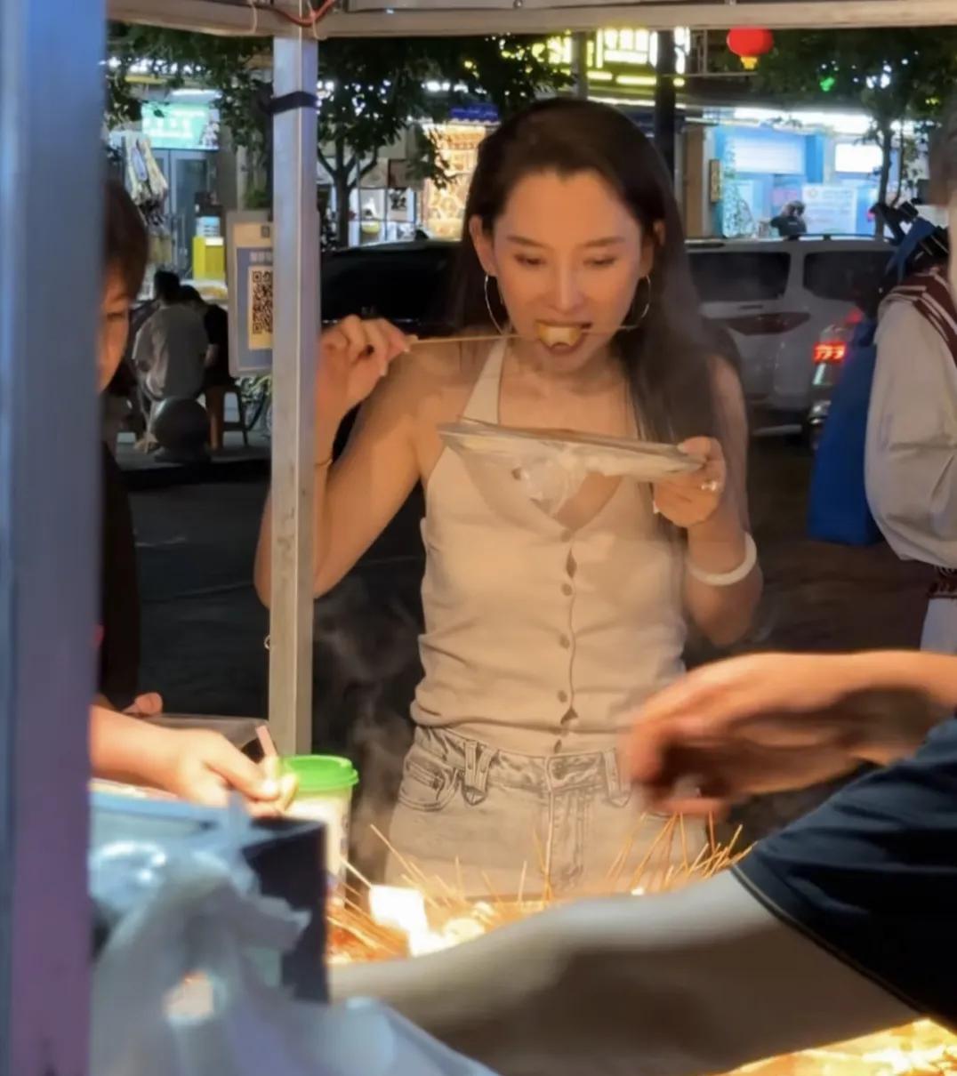 汪峰的女友森林北在大巴扎逛夜市，她的气质太好了，一头长发飘飘，皮肤白皙，比很多女