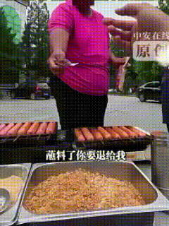 万万没想到！5月27日北京街头，一名母亲带着孩子在路边摊买烤肠，摊主按要求现场烤