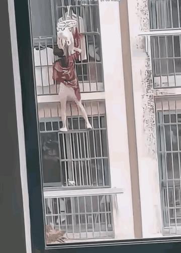 这事儿真让人捏把汗啊！为了所谓的快活，直接踩在防盗网窗上，也不想想这防盗网哪能承