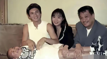 吴奇隆旁边这个美女看着好眼熟，就是叫不出名字来。