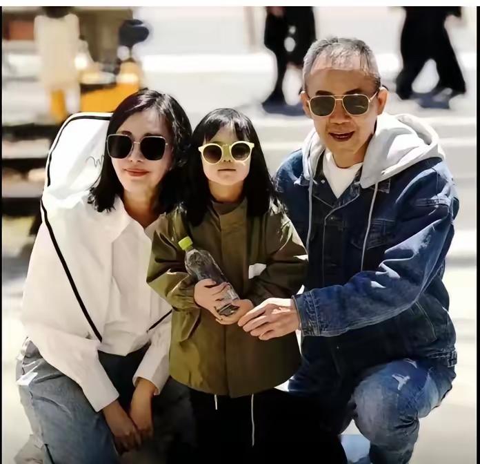 看懂了股权变更，你就看懂了王石和田朴珺的现在。这对夫妻，是完成了资产交割的前