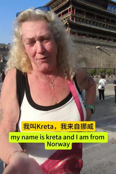 这哪是旅游，这是去西安当“女王”了。61岁的挪威退休护士英格丽德，原本只打算