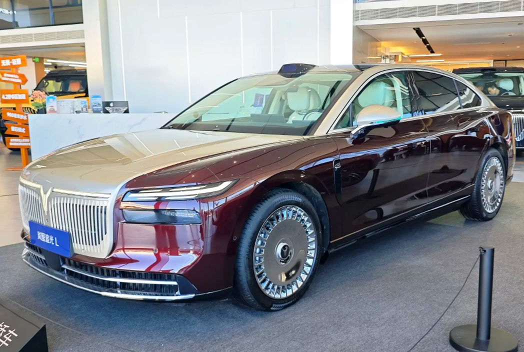 始于颜值，陷于气场昨天路过商场，本来只是想去喝杯奶茶，结果被岚图门店门口这台车给