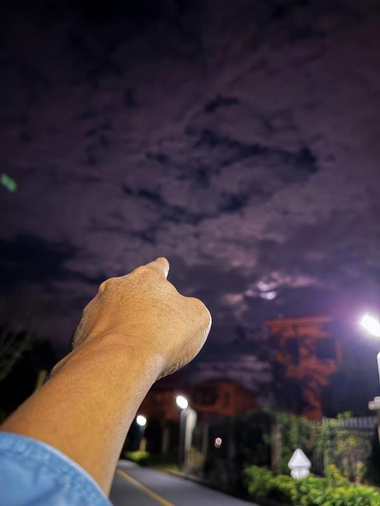 世事漫随流水，算来一梦浮生。出自五代李煜的《乌夜啼·昨夜风兼雨》，意思是人世间的