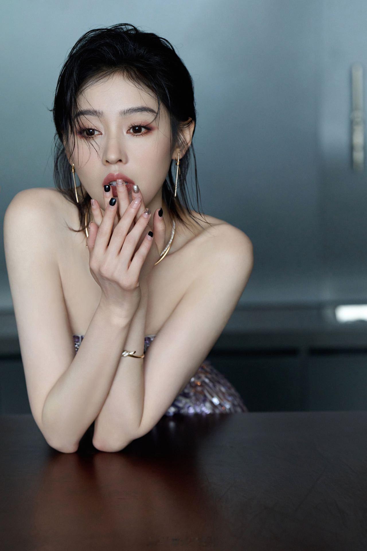  张天爱简直就是我的人鱼女神呀！好喜欢咱们姐姐银紫渐变亮片礼服搭配风格，美得我一