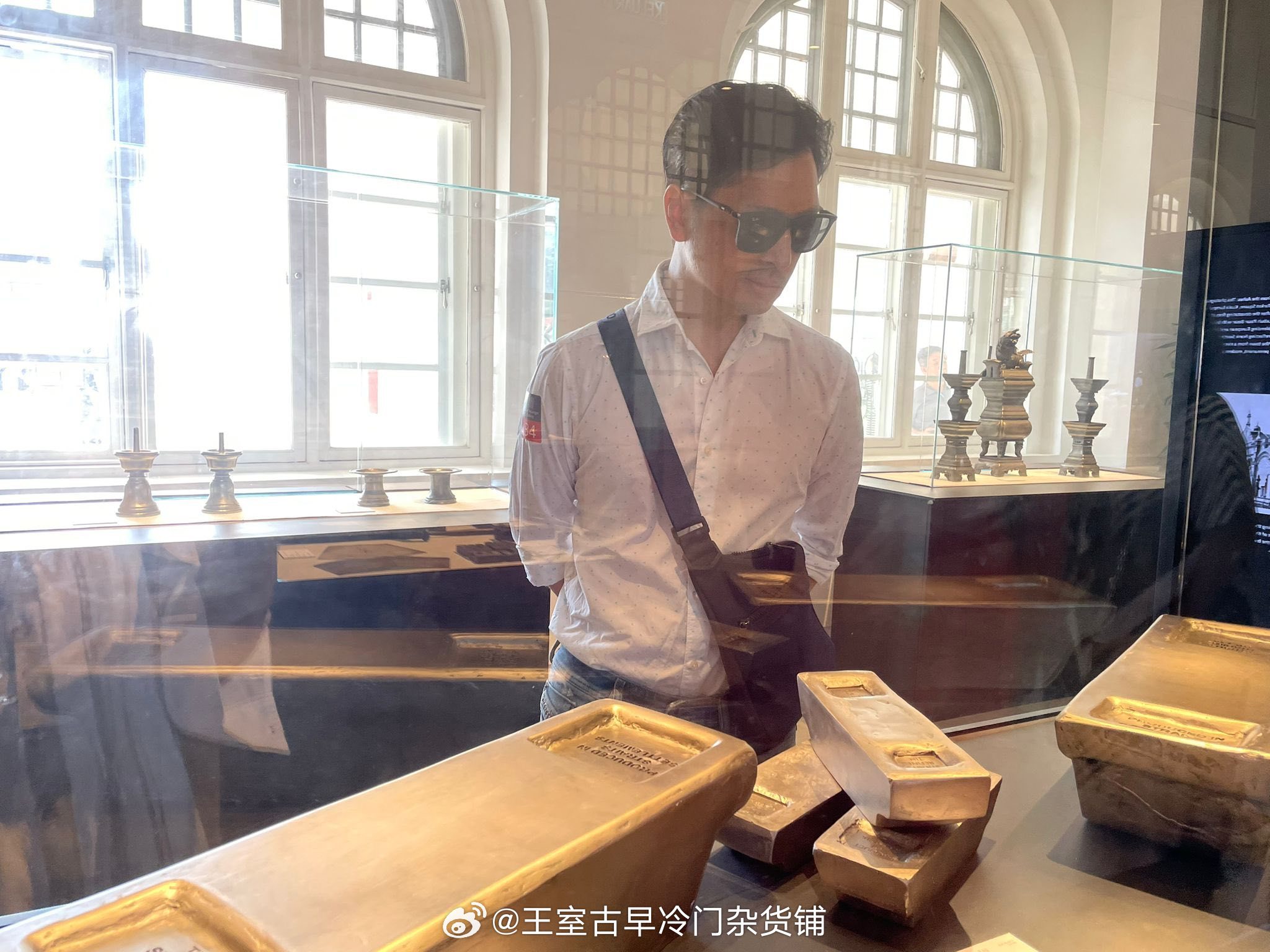 王室王室泰国王室小三和儿子镇宅三哥43岁生日，不知道他这个契约女友会不会真的和