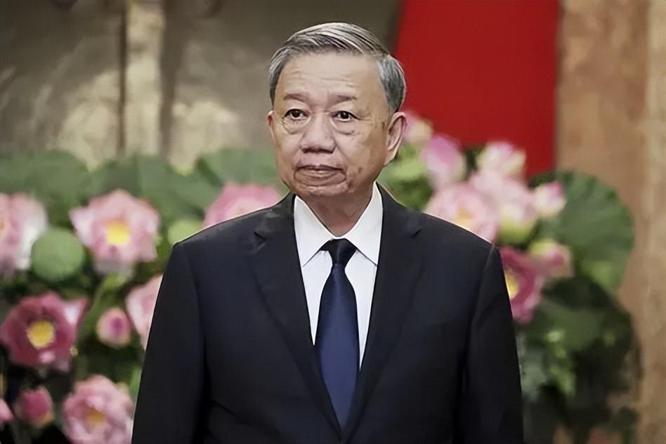 越南在外交上玩得可不简单。一方面，外长黎怀忠刚刚访问中国，强调“对华关系是首要优