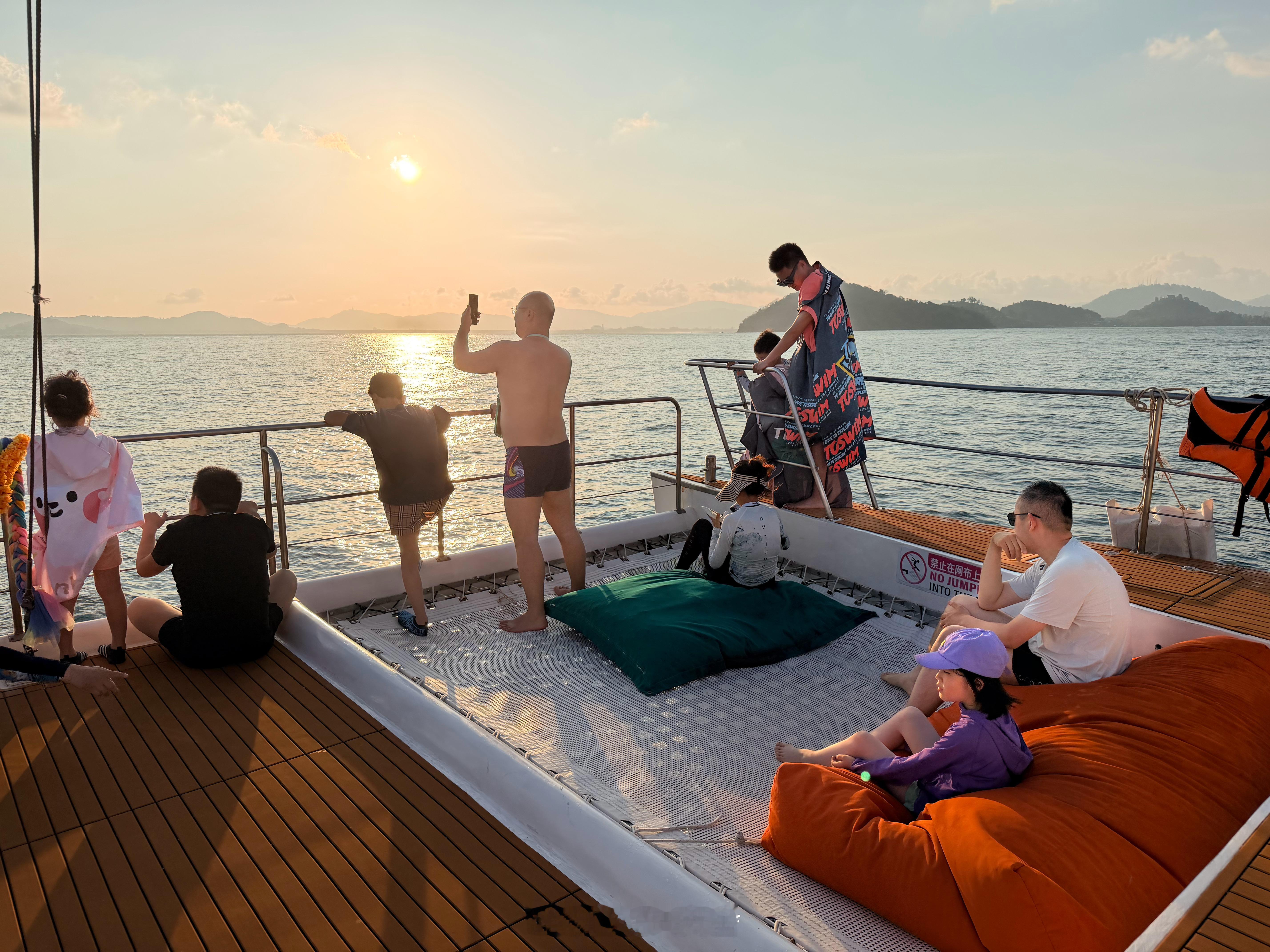 媳妇今天安排了个出海游，选的中文服务，全船都是咱们中国人。图3长得酷似吕颂贤的泰