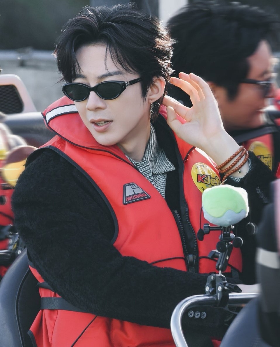 摩登兄弟刘宇宁拍照要帅动作要快存一组老大帅帅的美图，你笑起来真好看，像春天的花