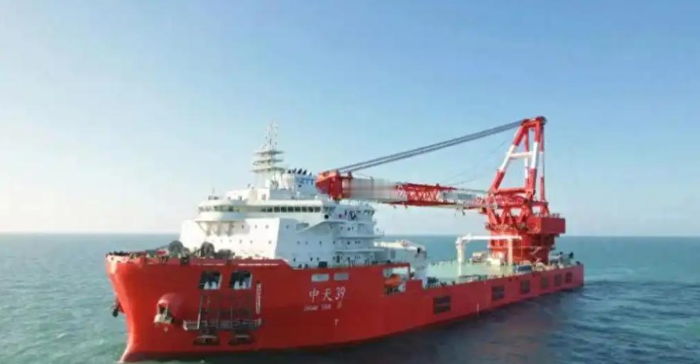 中国“军舰之母”重140000吨、排水260000吨，加满油能绕地球一圈半，甲板