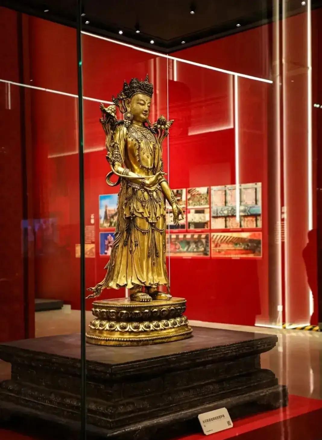 “彻底解释不清了！”近日，中国工艺美术馆展出的国家一级文物永乐款鎏金铜观音菩萨像