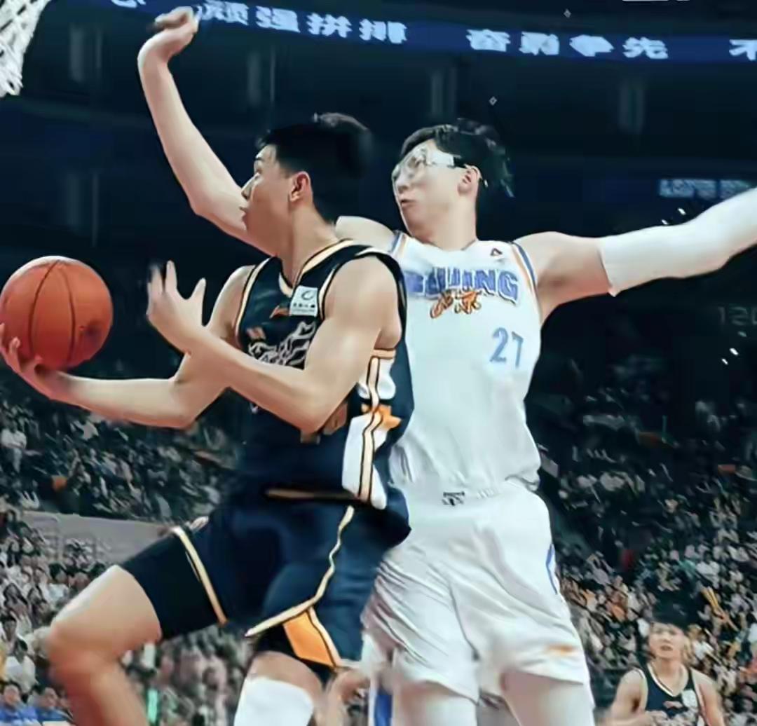 太精彩了！北京男篮主场不敌上海大鲨鱼，这场比赛应该是季后赛级别的对话了，北京队赵