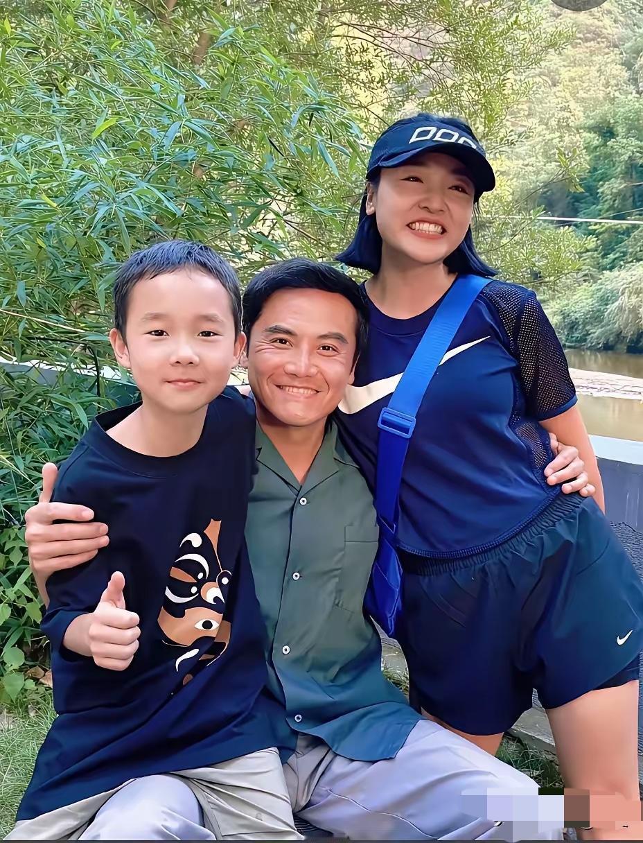 电视剧《主角》中，黑娃（王子铭饰）、姑父黄正经（姬他饰）和姑姑的演员们，在戏外拍